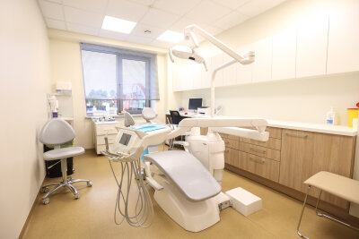 Šiuolaikiškai įrengtas InMedica odontologijos kabinetas su stomatologine kėde