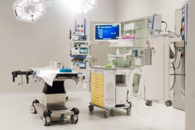 Sterili ir moderni InMedica operacinė su chirurginiu stalu, anestezijos aparatu, monitoriais bei apšvietimu