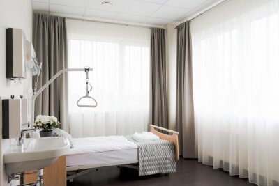 Jaukus ir modernus InMedica stacionaro palatos interjeras su vienvietės lovos įranga