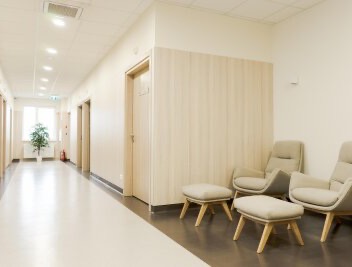 Šviesus ir jaukus InMedica klinikos laukiamasis su patogiomis kėdėmis